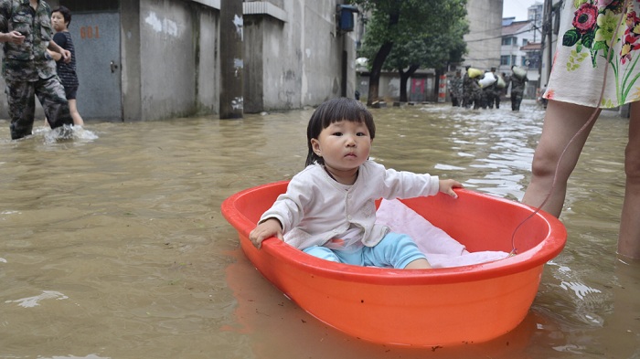 Floods kill 15 in Vietnam, thousands evacuated